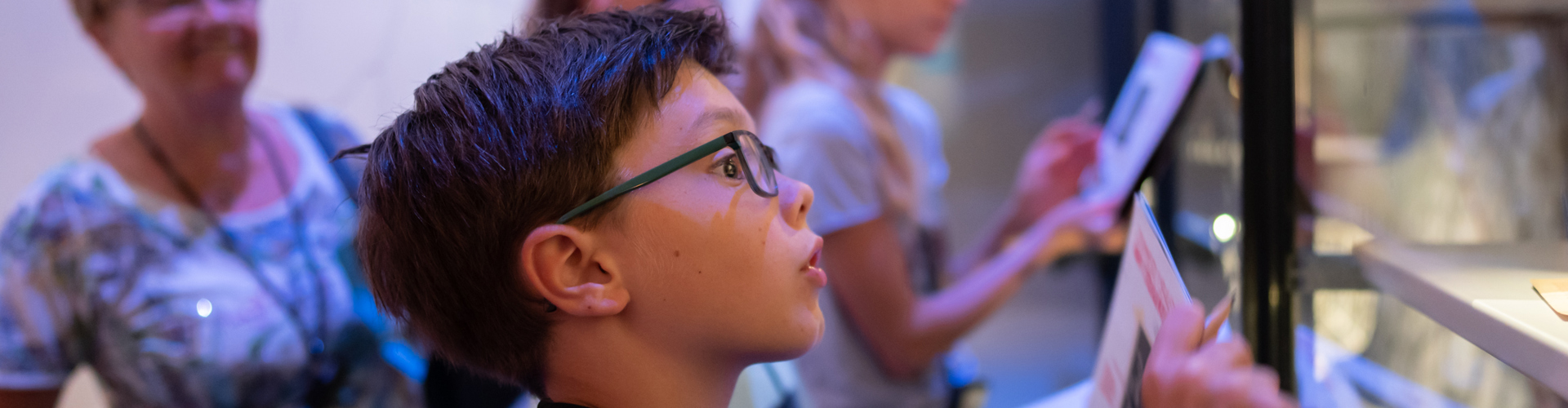 Jonge bezoeker met audiotour in vaste expositie
