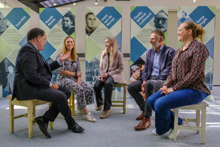 Burgemeester Van de Mortel in gesprek met studenten en medewerkers NM Kamp Vught-foto Jan van de Ven