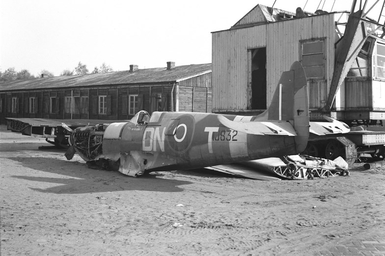 Vliegtuigwerkplaats/Zerlegebetrieb - collectie NM Kamp Vught Spitfire MJ832 DN T (R.C.A.F. 19Th Wing Museum Of Canada)