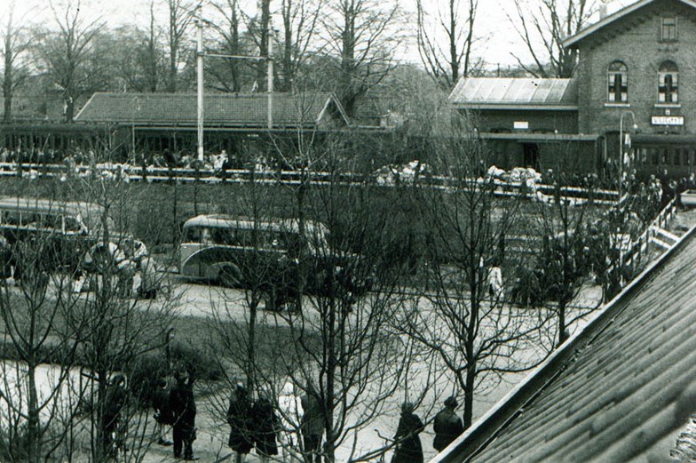 Aankomst gevangenen in Vught bij station, 1943 - collectie NM Kamp Vught