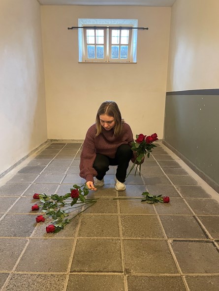 Jasmin legt rozen in gereconstreerde bunkercel