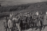 Gevangenen en bewakers buiten het kamp_foto STIWOT