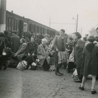 Groep joodse gevangenen op station Vught mei 1943 - beeld NM Kamp Vught