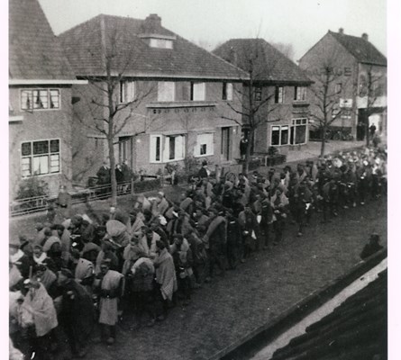 Aankomst gevangenen van Kamp Amersfoort in Vught, Helvoirtseweg - januari 1943